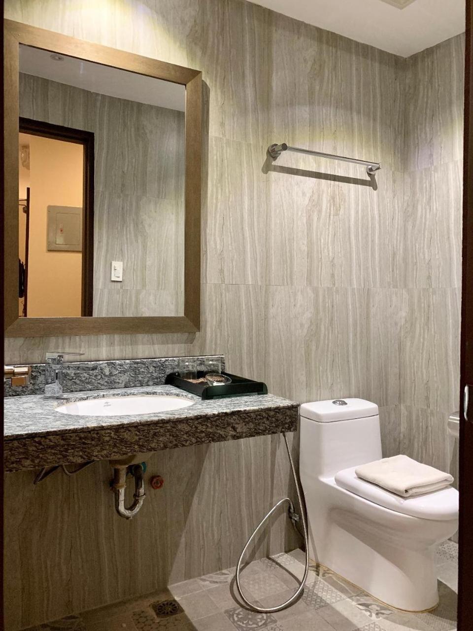 J7 Hotel Iloilo City Buitenkant foto